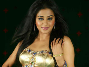 Priyamani flying to Bollywood again